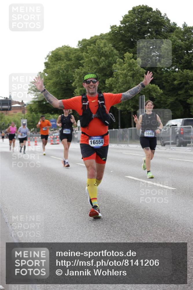 29.06.2025 - hella hamburg halbmarathon Jannik Wohlers http://msf.ph/oto/8141206 29.06.2025 10:06:33 Lombardsbrücke 1993, 5845, 6572, 7503, 8744, 8960, 10283, 12418, 12550, 16554, 17174, 17895, 18316, 18343 meine-sportfotos.de