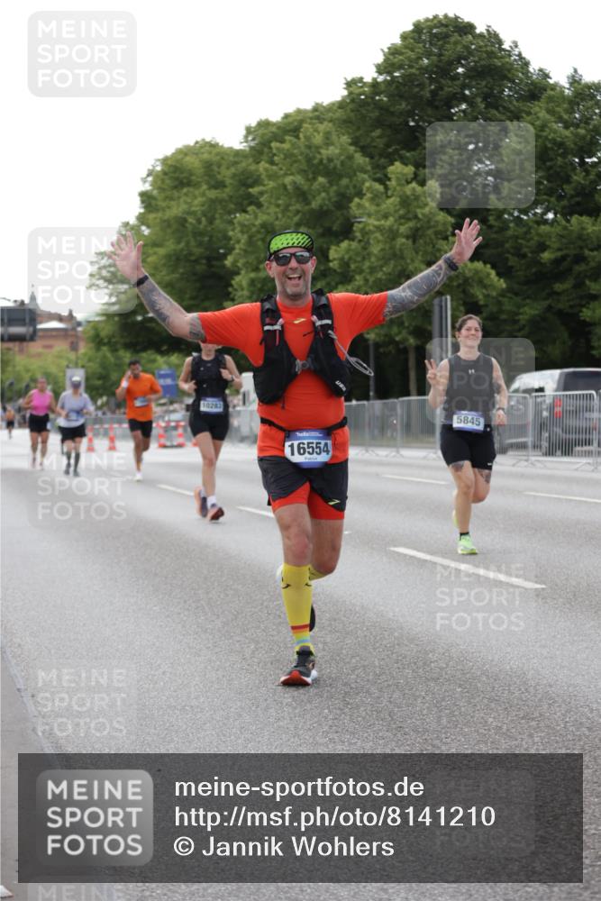 29.06.2025 - hella hamburg halbmarathon Jannik Wohlers http://msf.ph/oto/8141210 29.06.2025 10:06:33 Lombardsbrücke 1993, 5845, 6572, 7503, 8744, 8960, 10283, 12418, 12550, 16554, 17174, 17895, 18316, 18343 meine-sportfotos.de