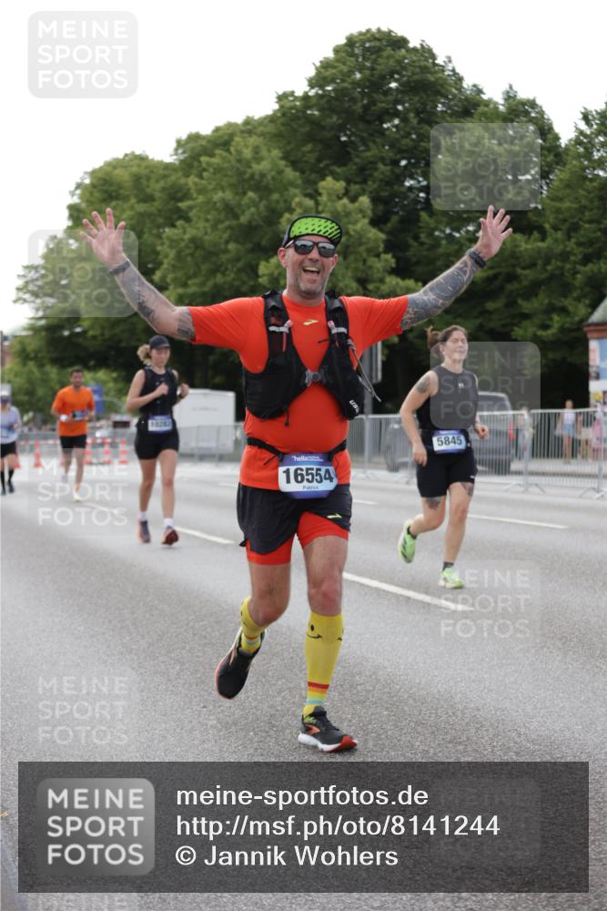 29.06.2025 - hella hamburg halbmarathon Jannik Wohlers http://msf.ph/oto/8141244 29.06.2025 10:06:33 Lombardsbrücke 1993, 5845, 6572, 7503, 8744, 8960, 10283, 12418, 12550, 16554, 17174, 17895, 18316, 18343 meine-sportfotos.de