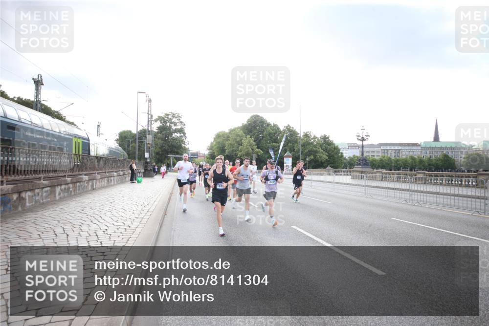 29.06.2025 - hella hamburg halbmarathon Jannik Wohlers http://msf.ph/oto/8141304 29.06.2025 09:44:55 Lombardsbrücke 57, 1758, 1990, 2746, 3043, 4050, 5070, 5328, 5746, 5826, 6781, 7272, 7481, 7651, 7723, 8209, 8883, 9137, 9381, 9571, 9634, 10171, 10486, 11413, 11857, 12049, 12234, 12595, 14028, 14140, 14289, 15621, 15672, 15883, 16157, 16711, 16713, 16818, 17175, 17374, 17428, 18102, 18692, 18737, 18871, 19142, 19194, 19202, 19203, 19204 meine-sportfotos.de