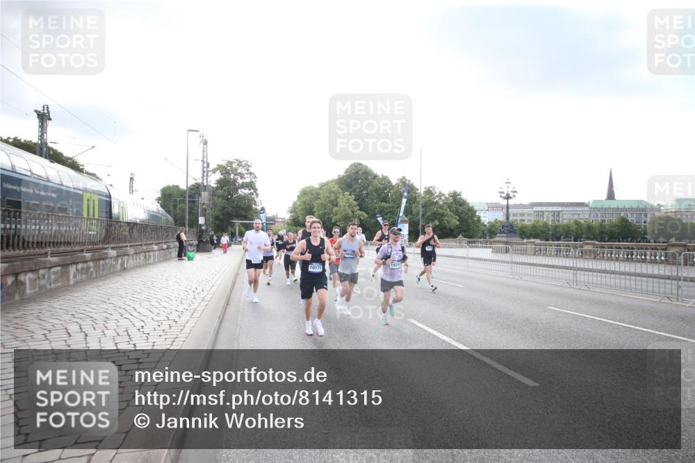 29.06.2025 - hella hamburg halbmarathon Jannik Wohlers http://msf.ph/oto/8141315 29.06.2025 09:44:55 Lombardsbrücke 57, 1758, 1990, 2746, 3043, 4050, 5070, 5328, 5746, 5826, 6781, 7272, 7481, 7651, 7723, 8209, 8883, 9137, 9381, 9571, 9634, 10171, 10486, 11413, 11857, 12049, 12234, 12595, 14028, 14140, 14289, 15621, 15672, 15883, 16157, 16711, 16713, 16818, 17175, 17374, 17428, 18102, 18692, 18737, 18871, 19142, 19194, 19202, 19203, 19204 meine-sportfotos.de