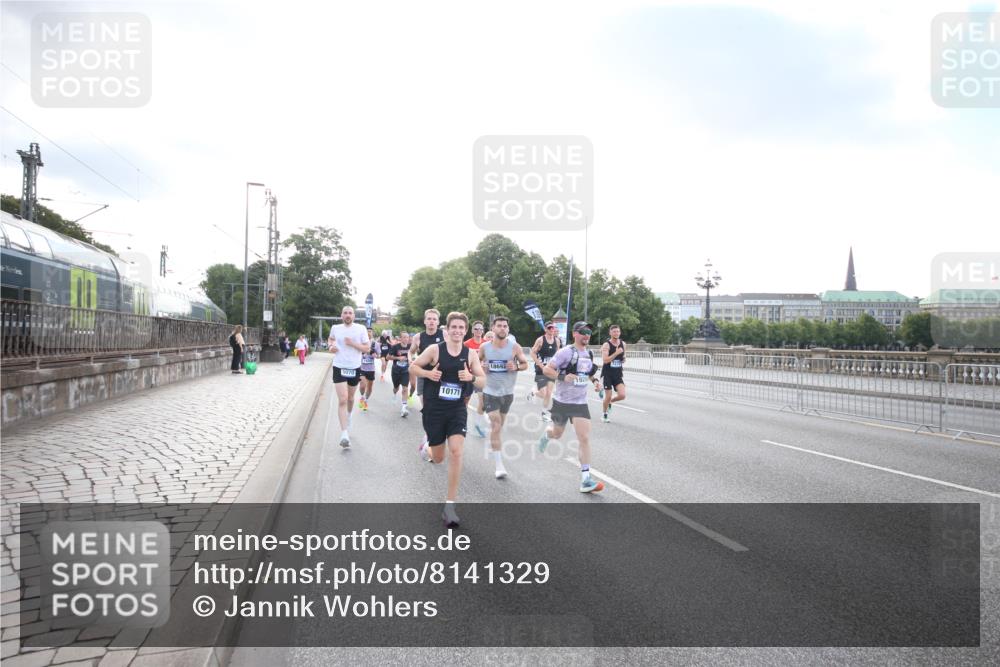 29.06.2025 - hella hamburg halbmarathon Jannik Wohlers http://msf.ph/oto/8141329 29.06.2025 09:44:55 Lombardsbrücke 57, 1758, 1990, 2746, 3043, 4050, 5070, 5328, 5746, 5826, 6781, 7272, 7481, 7651, 7723, 8209, 8883, 9137, 9381, 9571, 9634, 10171, 10486, 11413, 11857, 12049, 12234, 12595, 14028, 14140, 14289, 15621, 15672, 15883, 16157, 16711, 16713, 16818, 17175, 17374, 17428, 18102, 18692, 18737, 18871, 19142, 19194, 19202, 19203, 19204 meine-sportfotos.de