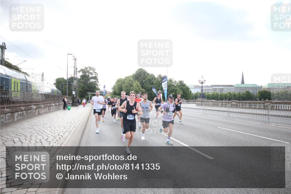 29.06.2025 - hella hamburg halbmarathon Jannik Wohlers http://msf.ph/oto/8141335 29.06.2025 09:44:55 Lombardsbrücke 57, 1758, 1990, 2746, 3043, 4050, 5070, 5328, 5746, 5826, 6781, 7272, 7481, 7651, 7723, 8209, 8883, 9137, 9381, 9571, 9634, 10171, 10486, 11413, 11857, 12049, 12234, 12595, 14028, 14140, 14289, 15621, 15672, 15883, 16157, 16711, 16713, 16818, 17175, 17374, 17428, 18102, 18692, 18737, 18871, 19142, 19194, 19202, 19203, 19204 meine-sportfotos.de