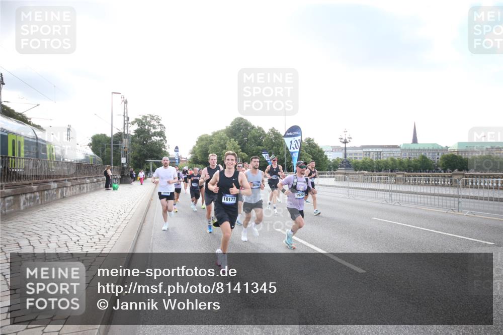 29.06.2025 - hella hamburg halbmarathon Jannik Wohlers http://msf.ph/oto/8141345 29.06.2025 09:44:55 Lombardsbrücke 57, 1758, 1990, 2746, 3043, 4050, 5070, 5328, 5746, 5826, 6781, 7272, 7481, 7651, 7723, 8209, 8883, 9137, 9381, 9571, 9634, 10171, 10486, 11413, 11857, 12049, 12234, 12595, 14028, 14140, 14289, 15621, 15672, 15883, 16157, 16711, 16713, 16818, 17175, 17374, 17428, 18102, 18692, 18737, 18871, 19142, 19194, 19202, 19203, 19204 meine-sportfotos.de