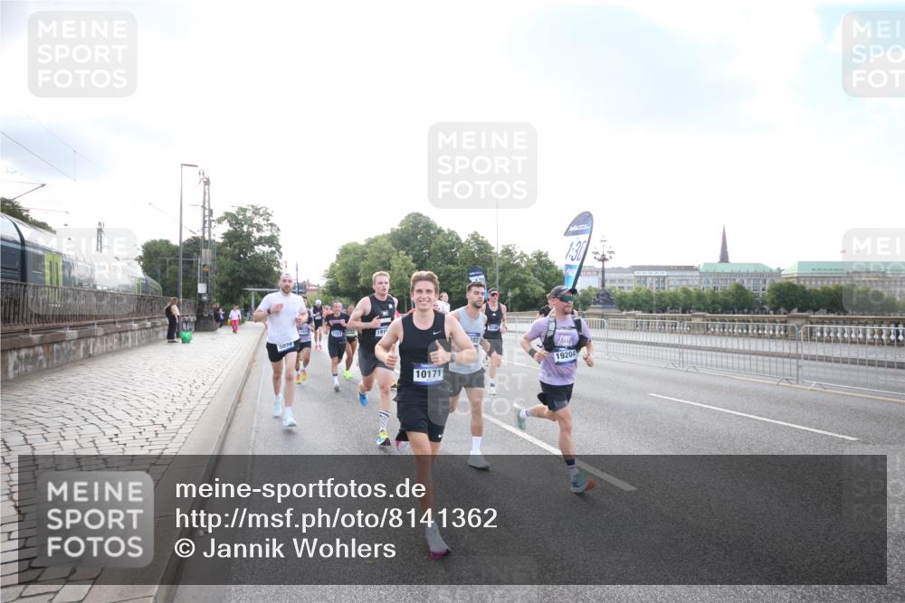 29.06.2025 - hella hamburg halbmarathon Jannik Wohlers http://msf.ph/oto/8141362 29.06.2025 09:44:55 Lombardsbrücke 57, 1758, 1990, 2746, 3043, 4050, 5070, 5328, 5746, 5826, 6781, 7272, 7481, 7651, 7723, 8209, 8883, 9137, 9381, 9571, 9634, 10171, 10486, 11413, 11857, 12049, 12234, 12595, 14028, 14140, 14289, 15621, 15672, 15883, 16157, 16711, 16713, 16818, 17175, 17374, 17428, 18102, 18692, 18737, 18871, 19142, 19194, 19202, 19203, 19204 meine-sportfotos.de
