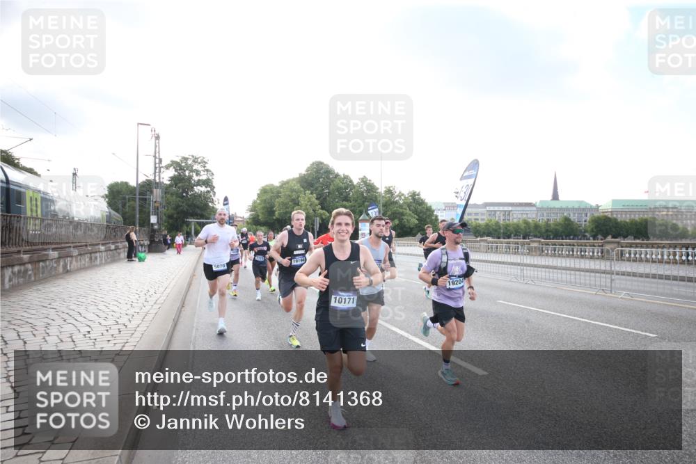 29.06.2025 - hella hamburg halbmarathon Jannik Wohlers http://msf.ph/oto/8141368 29.06.2025 09:44:55 Lombardsbrücke 57, 1758, 1990, 2746, 3043, 4050, 5070, 5328, 5746, 5826, 6781, 7272, 7481, 7651, 7723, 8209, 8883, 9137, 9381, 9571, 9634, 10171, 10486, 11413, 11857, 12049, 12234, 12595, 14028, 14140, 14289, 15621, 15672, 15883, 16157, 16711, 16713, 16818, 17175, 17374, 17428, 18102, 18692, 18737, 18871, 19142, 19194, 19202, 19203, 19204 meine-sportfotos.de