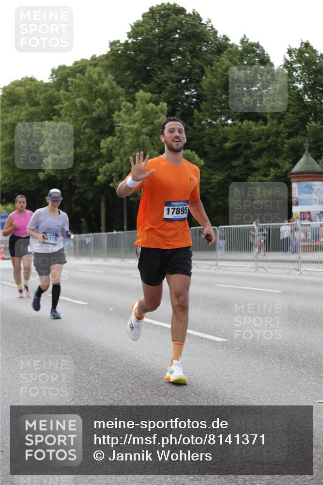 29.06.2025 - hella hamburg halbmarathon Jannik Wohlers http://msf.ph/oto/8141371 29.06.2025 10:06:38 Lombardsbrücke 1993, 4262, 5845, 6572, 6833, 7503, 8744, 8960, 10283, 12418, 12550, 16554, 17174, 17895, 18316, 18343 meine-sportfotos.de