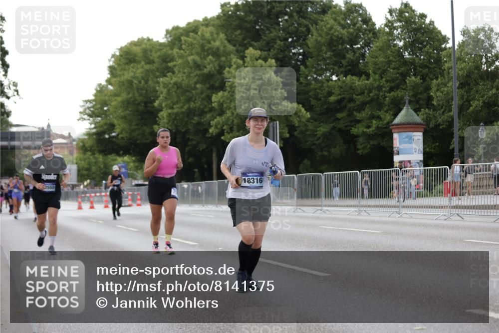 29.06.2025 - hella hamburg halbmarathon Jannik Wohlers http://msf.ph/oto/8141375 29.06.2025 10:06:40 Lombardsbrücke 4262, 5845, 6833, 7503, 8744, 10283, 11758, 12418, 12550, 16554, 17895, 18316 meine-sportfotos.de