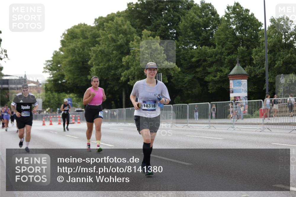 29.06.2025 - hella hamburg halbmarathon Jannik Wohlers http://msf.ph/oto/8141380 29.06.2025 10:06:40 Lombardsbrücke 4262, 5845, 6833, 7503, 8744, 10283, 11758, 12418, 12550, 16554, 17895, 18316 meine-sportfotos.de