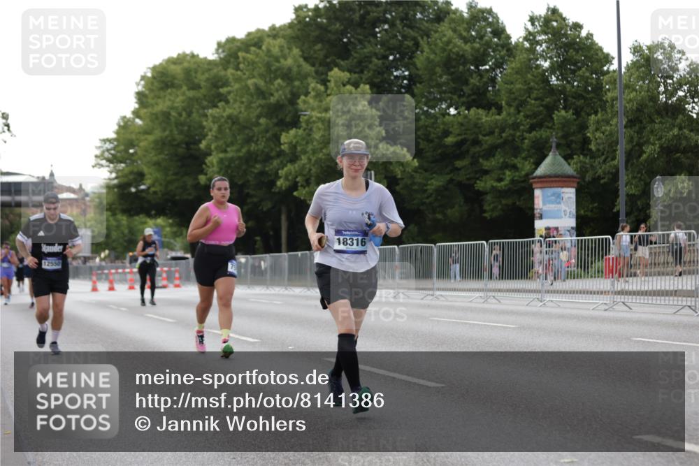 29.06.2025 - hella hamburg halbmarathon Jannik Wohlers http://msf.ph/oto/8141386 29.06.2025 10:06:40 Lombardsbrücke 4262, 5845, 6833, 7503, 8744, 10283, 11758, 12418, 12550, 16554, 17895, 18316 meine-sportfotos.de