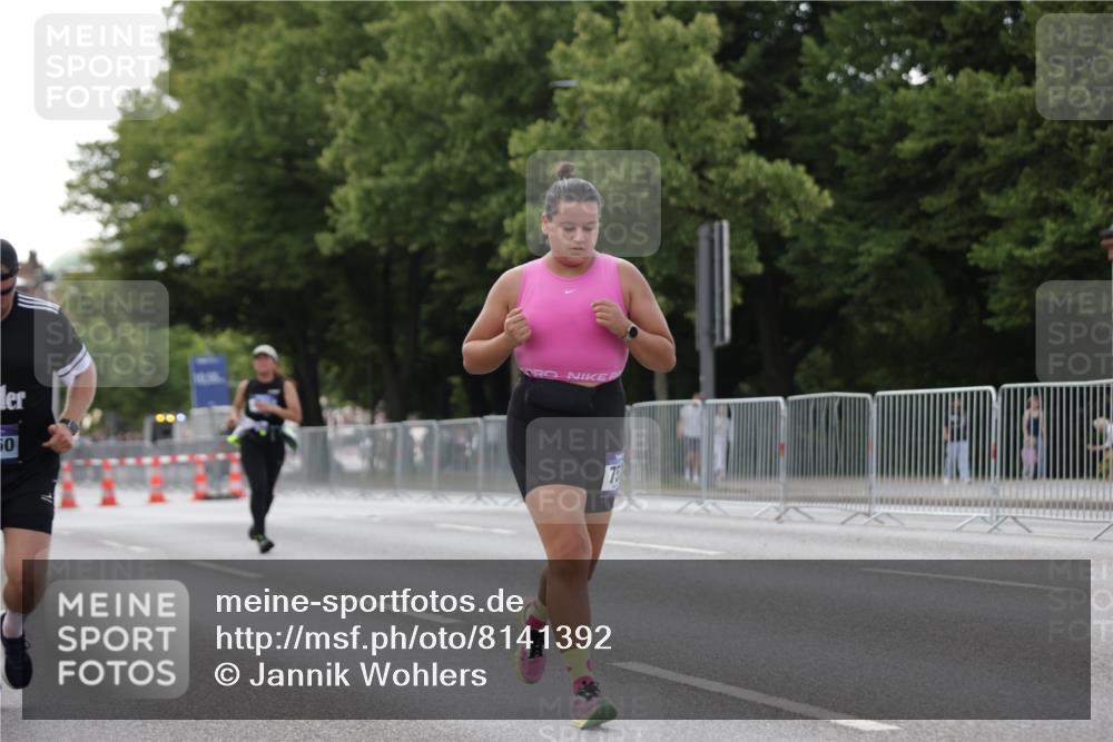 29.06.2025 - hella hamburg halbmarathon Jannik Wohlers http://msf.ph/oto/8141392 29.06.2025 10:06:41 Lombardsbrücke 4262, 5845, 6833, 7503, 8744, 10283, 11758, 12418, 12550, 16554, 17895, 18316 meine-sportfotos.de