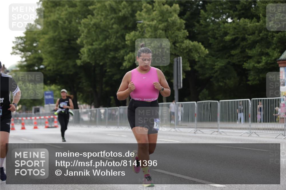29.06.2025 - hella hamburg halbmarathon Jannik Wohlers http://msf.ph/oto/8141396 29.06.2025 10:06:41 Lombardsbrücke 4262, 5845, 6833, 7503, 8744, 10283, 11758, 12418, 12550, 16554, 17895, 18316 meine-sportfotos.de