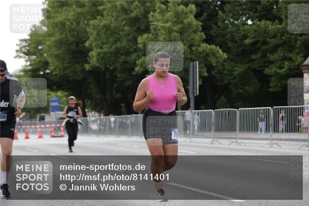 29.06.2025 - hella hamburg halbmarathon Jannik Wohlers http://msf.ph/oto/8141401 29.06.2025 10:06:41 Lombardsbrücke 4262, 5845, 6833, 7503, 8744, 10283, 11758, 12418, 12550, 16554, 17895, 18316 meine-sportfotos.de