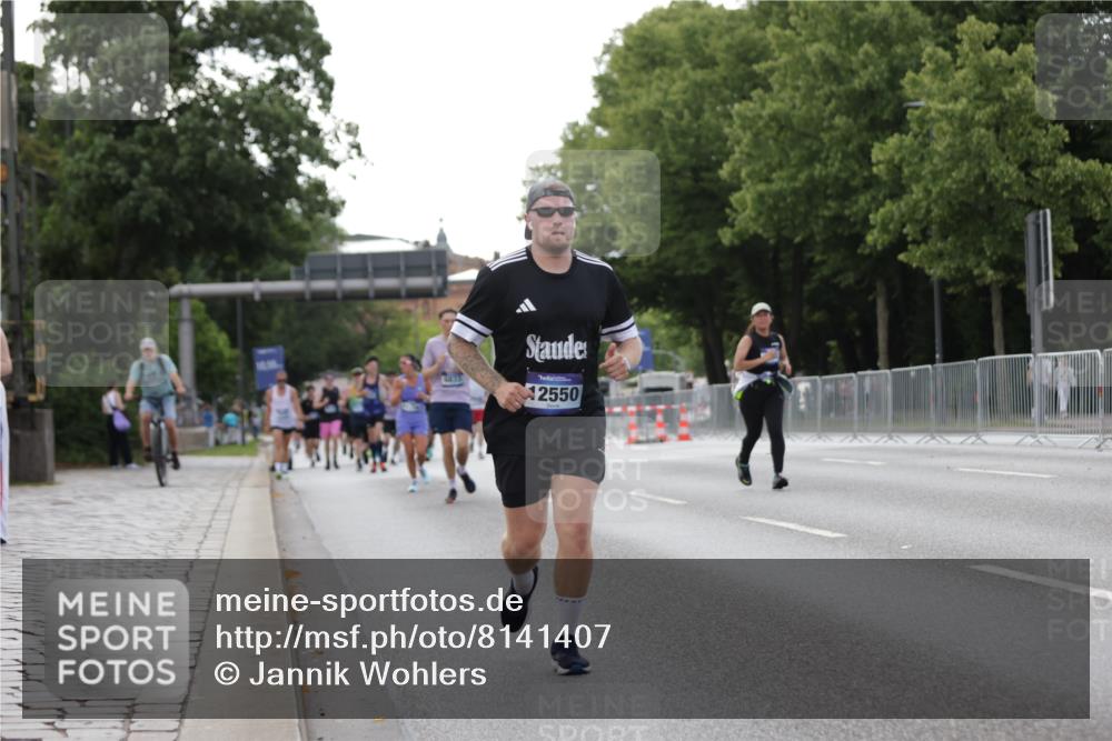 29.06.2025 - hella hamburg halbmarathon Jannik Wohlers http://msf.ph/oto/8141407 29.06.2025 10:06:42 Lombardsbrücke 4262, 5845, 5899, 6833, 7503, 8744, 10283, 11758, 12418, 12550, 16554, 17895, 18316 meine-sportfotos.de
