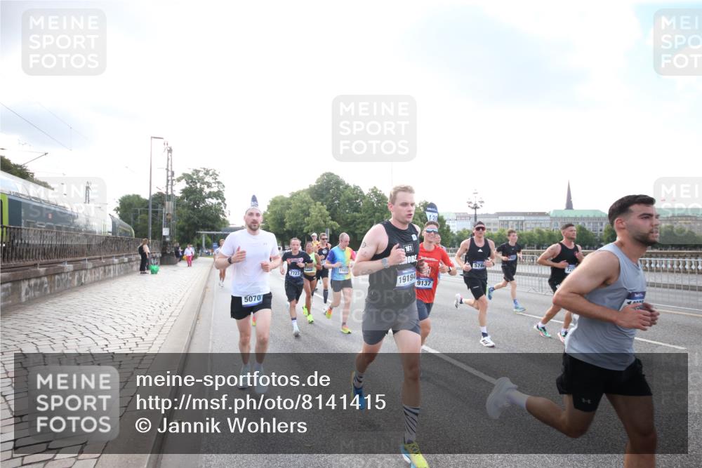 29.06.2025 - hella hamburg halbmarathon Jannik Wohlers http://msf.ph/oto/8141415 29.06.2025 09:44:56 Lombardsbrücke 57, 1758, 1990, 2746, 3043, 4050, 5070, 5328, 5746, 5826, 6781, 7272, 7389, 7481, 7651, 7723, 8209, 8883, 9137, 9381, 9571, 9634, 10171, 10486, 11413, 11857, 12049, 12234, 12595, 14028, 14140, 14289, 15621, 15672, 15883, 16157, 16711, 16713, 16818, 17175, 17374, 17428, 17802, 18099, 18102, 18692, 18737, 18871, 19142, 19194, 19202, 19203, 19204 meine-sportfotos.de