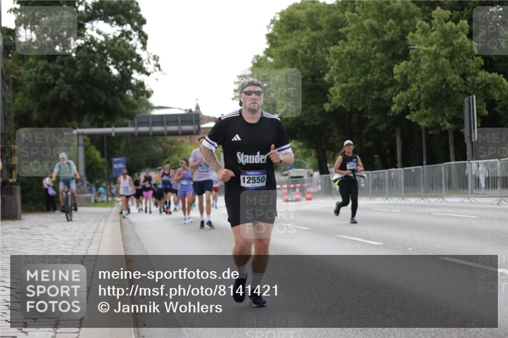 29.06.2025 - hella hamburg halbmarathon Jannik Wohlers http://msf.ph/oto/8141421 29.06.2025 10:06:42 Lombardsbrücke 4262, 5845, 5899, 6833, 7503, 8744, 10283, 11758, 12418, 12550, 16554, 17895, 18316 meine-sportfotos.de