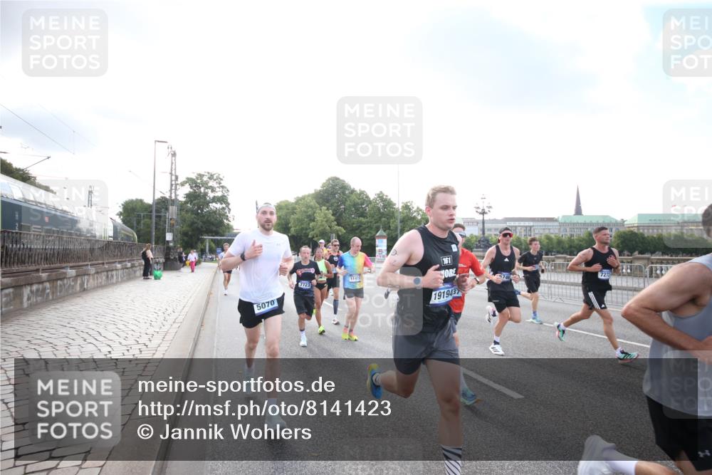 29.06.2025 - hella hamburg halbmarathon Jannik Wohlers http://msf.ph/oto/8141423 29.06.2025 09:44:56 Lombardsbrücke 57, 1758, 1990, 2746, 3043, 4050, 5070, 5328, 5746, 5826, 6781, 7272, 7389, 7481, 7651, 7723, 8209, 8883, 9137, 9381, 9571, 9634, 10171, 10486, 11413, 11857, 12049, 12234, 12595, 14028, 14140, 14289, 15621, 15672, 15883, 16157, 16711, 16713, 16818, 17175, 17374, 17428, 17802, 18099, 18102, 18692, 18737, 18871, 19142, 19194, 19202, 19203, 19204 meine-sportfotos.de