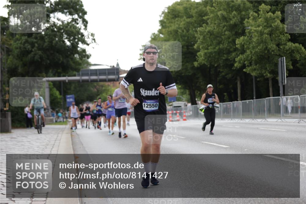 29.06.2025 - hella hamburg halbmarathon Jannik Wohlers http://msf.ph/oto/8141427 29.06.2025 10:06:42 Lombardsbrücke 4262, 5845, 5899, 6833, 7503, 8744, 10283, 11758, 12418, 12550, 16554, 17895, 18316 meine-sportfotos.de