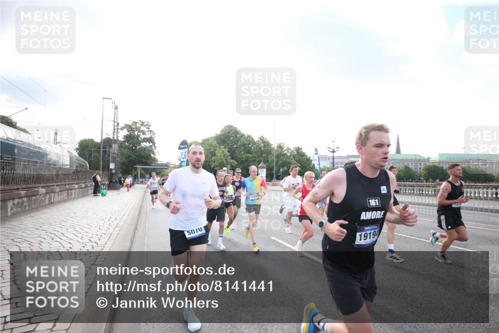 29.06.2025 - hella hamburg halbmarathon Jannik Wohlers http://msf.ph/oto/8141441 29.06.2025 09:44:56 Lombardsbrücke 57, 1758, 1990, 2746, 3043, 4050, 5070, 5328, 5746, 5826, 6781, 7272, 7389, 7481, 7651, 7723, 8209, 8883, 9137, 9381, 9571, 9634, 10171, 10486, 11413, 11857, 12049, 12234, 12595, 14028, 14140, 14289, 15621, 15672, 15883, 16157, 16711, 16713, 16818, 17175, 17374, 17428, 17802, 18099, 18102, 18692, 18737, 18871, 19142, 19194, 19202, 19203, 19204 meine-sportfotos.de