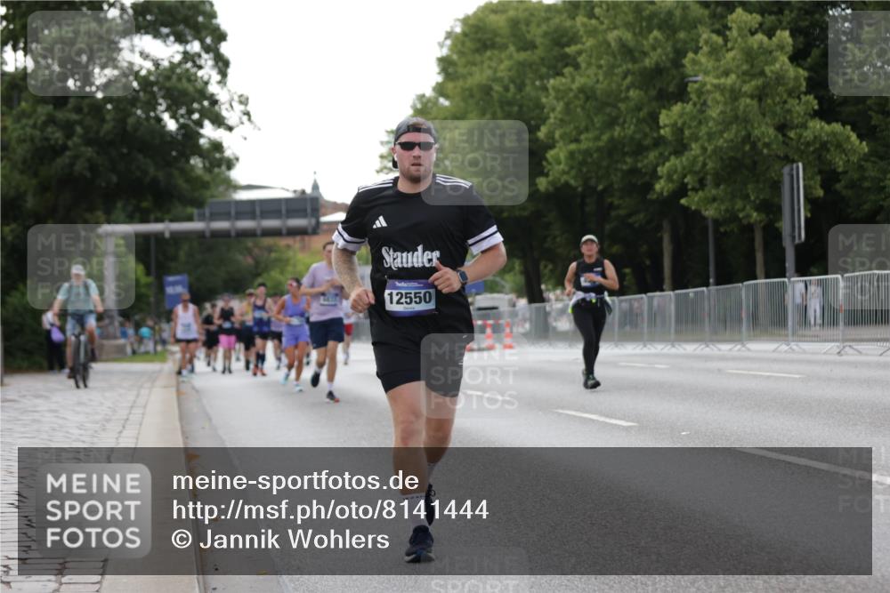 29.06.2025 - hella hamburg halbmarathon Jannik Wohlers http://msf.ph/oto/8141444 29.06.2025 10:06:42 Lombardsbrücke 4262, 5845, 5899, 6833, 7503, 8744, 10283, 11758, 12418, 12550, 16554, 17895, 18316 meine-sportfotos.de
