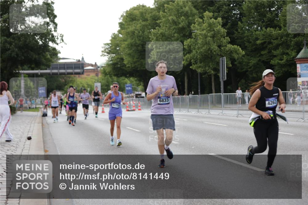 29.06.2025 - hella hamburg halbmarathon Jannik Wohlers http://msf.ph/oto/8141449 29.06.2025 10:06:47 Lombardsbrücke 4262, 5242, 5899, 6517, 6518, 6833, 7503, 8744, 9338, 10700, 11758, 12550, 17895, 18316 meine-sportfotos.de