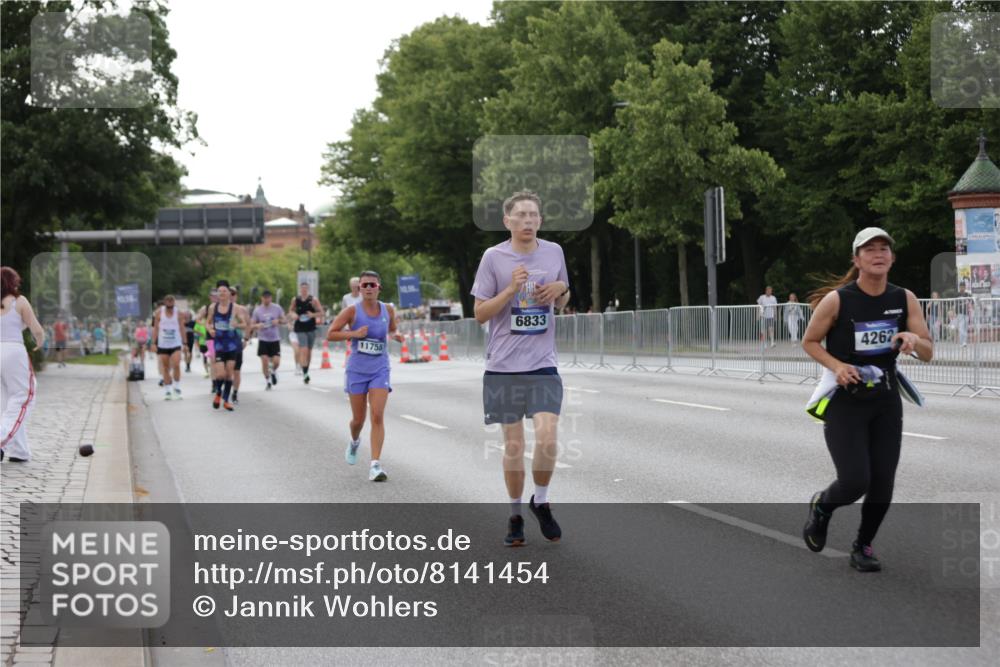 29.06.2025 - hella hamburg halbmarathon Jannik Wohlers http://msf.ph/oto/8141454 29.06.2025 10:06:47 Lombardsbrücke 4262, 5242, 5899, 6517, 6518, 6833, 7503, 8744, 9338, 10700, 11758, 12550, 17895, 18316 meine-sportfotos.de