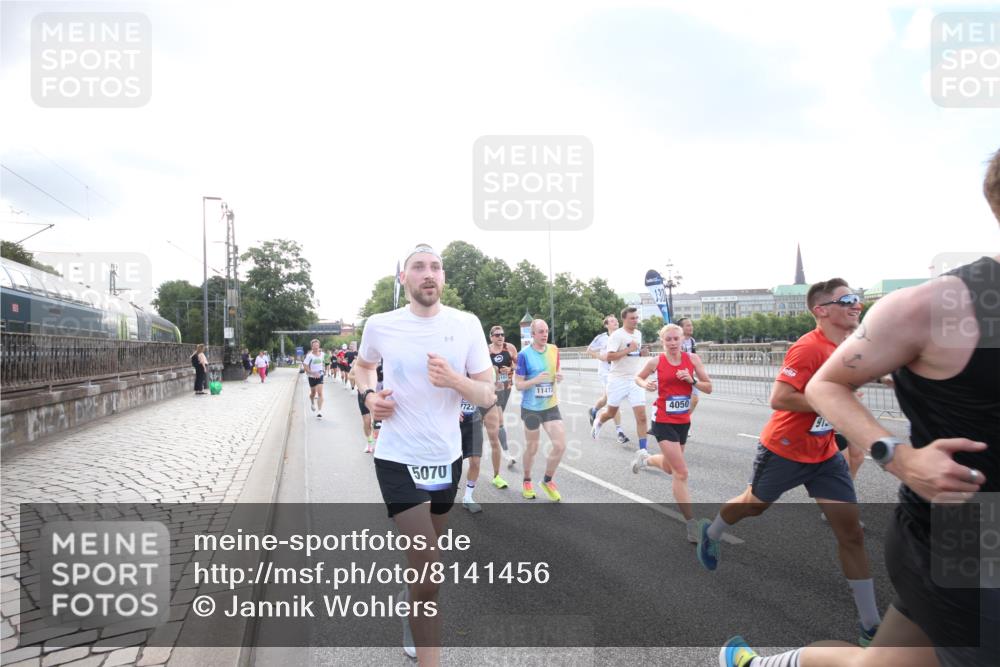 29.06.2025 - hella hamburg halbmarathon Jannik Wohlers http://msf.ph/oto/8141456 29.06.2025 09:44:56 Lombardsbrücke 57, 1758, 1990, 2746, 3043, 4050, 5070, 5328, 5746, 5826, 6781, 7272, 7389, 7481, 7651, 7723, 8209, 8883, 9137, 9381, 9571, 9634, 10171, 10486, 11413, 11857, 12049, 12234, 12595, 14028, 14140, 14289, 15621, 15672, 15883, 16157, 16711, 16713, 16818, 17175, 17374, 17428, 17802, 18099, 18102, 18692, 18737, 18871, 19142, 19194, 19202, 19203, 19204 meine-sportfotos.de