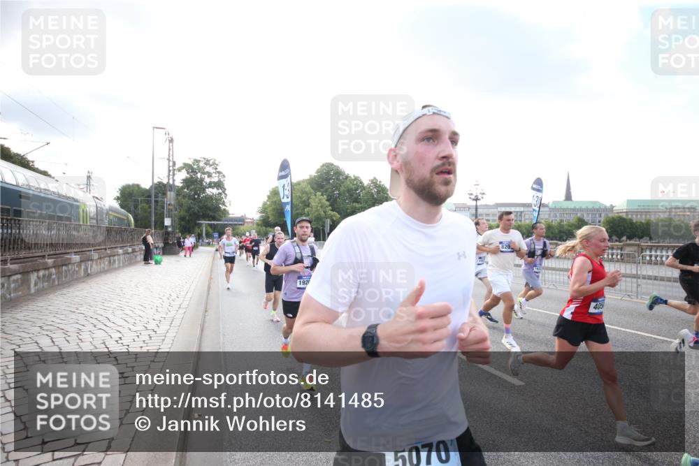 29.06.2025 - hella hamburg halbmarathon Jannik Wohlers http://msf.ph/oto/8141485 29.06.2025 09:44:57 Lombardsbrücke 57, 1758, 1990, 2746, 3043, 4050, 4698, 5070, 5328, 5746, 5826, 6781, 7272, 7389, 7481, 7651, 7723, 8209, 8883, 9137, 9381, 9571, 9634, 10171, 10486, 11413, 11857, 12049, 12234, 12595, 12988, 14028, 14140, 14289, 15621, 15672, 15883, 16157, 16711, 16713, 16818, 17175, 17374, 17428, 17802, 18099, 18102, 18692, 18737, 18871, 19142, 19194, 19202, 19203, 19204 meine-sportfotos.de