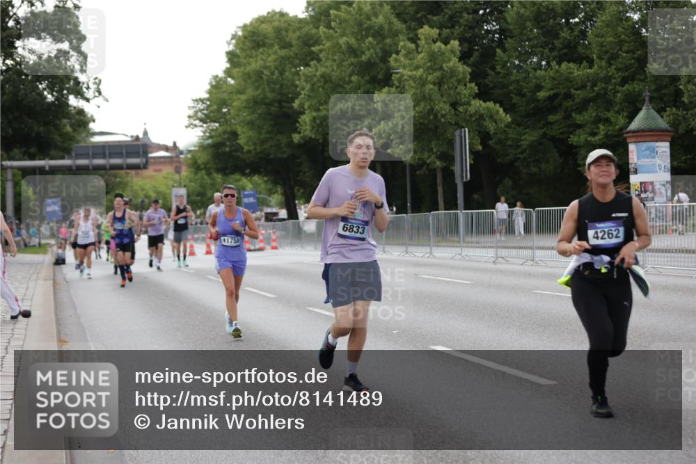 29.06.2025 - hella hamburg halbmarathon Jannik Wohlers http://msf.ph/oto/8141489 29.06.2025 10:06:47 Lombardsbrücke 4262, 5242, 5899, 6517, 6518, 6833, 7503, 8744, 9338, 10700, 11758, 12550, 17895, 18316 meine-sportfotos.de