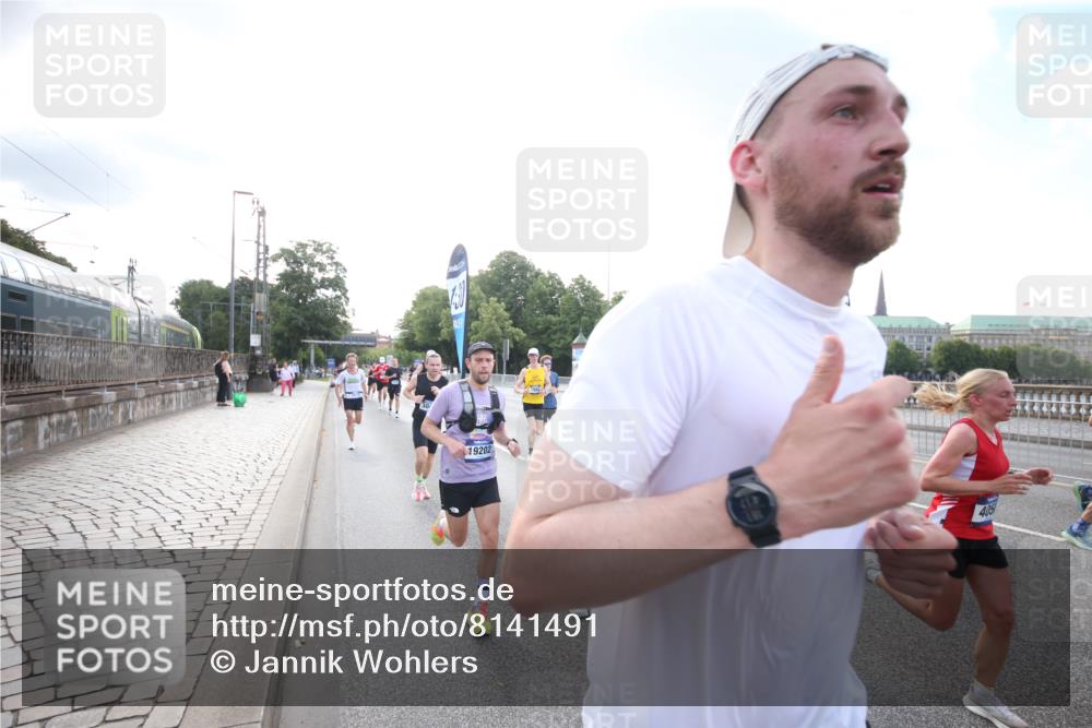 29.06.2025 - hella hamburg halbmarathon Jannik Wohlers http://msf.ph/oto/8141491 29.06.2025 09:44:57 Lombardsbrücke 57, 1758, 1990, 2746, 3043, 4050, 4698, 5070, 5328, 5746, 5826, 6781, 7272, 7389, 7481, 7651, 7723, 8209, 8883, 9137, 9381, 9571, 9634, 10171, 10486, 11413, 11857, 12049, 12234, 12595, 12988, 14028, 14140, 14289, 15621, 15672, 15883, 16157, 16711, 16713, 16818, 17175, 17374, 17428, 17802, 18099, 18102, 18692, 18737, 18871, 19142, 19194, 19202, 19203, 19204 meine-sportfotos.de