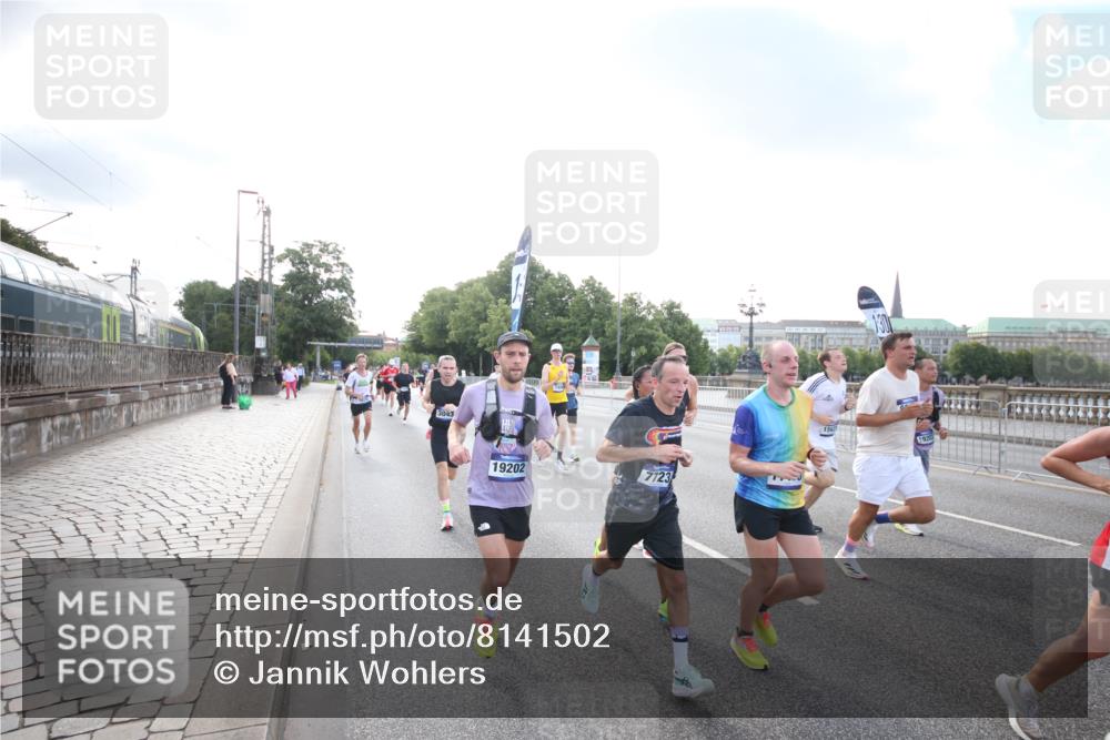 29.06.2025 - hella hamburg halbmarathon Jannik Wohlers http://msf.ph/oto/8141502 29.06.2025 09:44:57 Lombardsbrücke 57, 1758, 1990, 2746, 3043, 4050, 4698, 5070, 5328, 5746, 5826, 6781, 7272, 7389, 7481, 7651, 7723, 8209, 8883, 9137, 9381, 9571, 9634, 10171, 10486, 11413, 11857, 12049, 12234, 12595, 12988, 14028, 14140, 14289, 15621, 15672, 15883, 16157, 16711, 16713, 16818, 17175, 17374, 17428, 17802, 18099, 18102, 18692, 18737, 18871, 19142, 19194, 19202, 19203, 19204 meine-sportfotos.de