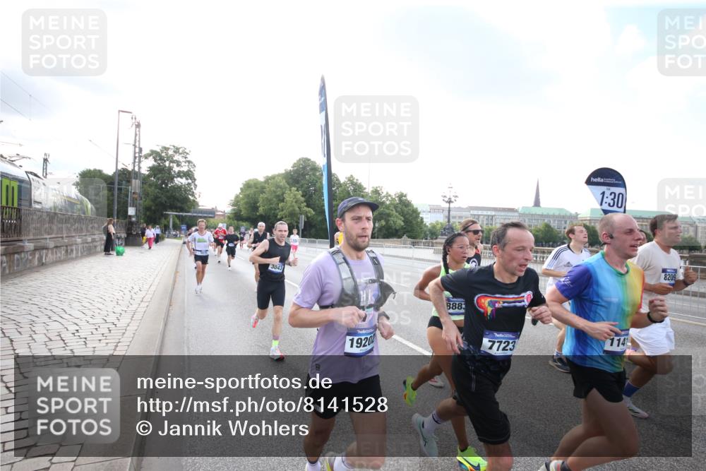 29.06.2025 - hella hamburg halbmarathon Jannik Wohlers http://msf.ph/oto/8141528 29.06.2025 09:44:57 Lombardsbrücke 57, 1758, 1990, 2746, 3043, 4050, 4698, 5070, 5328, 5746, 5826, 6781, 7272, 7389, 7481, 7651, 7723, 8209, 8883, 9137, 9381, 9571, 9634, 10171, 10486, 11413, 11857, 12049, 12234, 12595, 12988, 14028, 14140, 14289, 15621, 15672, 15883, 16157, 16711, 16713, 16818, 17175, 17374, 17428, 17802, 18099, 18102, 18692, 18737, 18871, 19142, 19194, 19202, 19203, 19204 meine-sportfotos.de