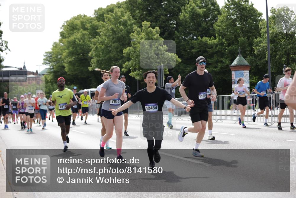 29.06.2025 - hella hamburg halbmarathon Jannik Wohlers http://msf.ph/oto/8141580 29.06.2025 10:43:47 Lombardsbrücke 1519, 1802, 1804, 2186, 2343, 2610, 2692, 3065, 3596, 4636, 4898, 5001, 5127, 5730, 5731, 5902, 5905, 7326, 7610, 7818, 7842, 8272, 8591, 8763, 8957, 9073, 9510, 9879, 10223, 11955, 12256, 12322, 12445, 12803, 12995, 13629, 13809, 13832, 13973, 13987, 14031, 14654, 14842, 14874, 15675, 16244, 17582, 17844 meine-sportfotos.de