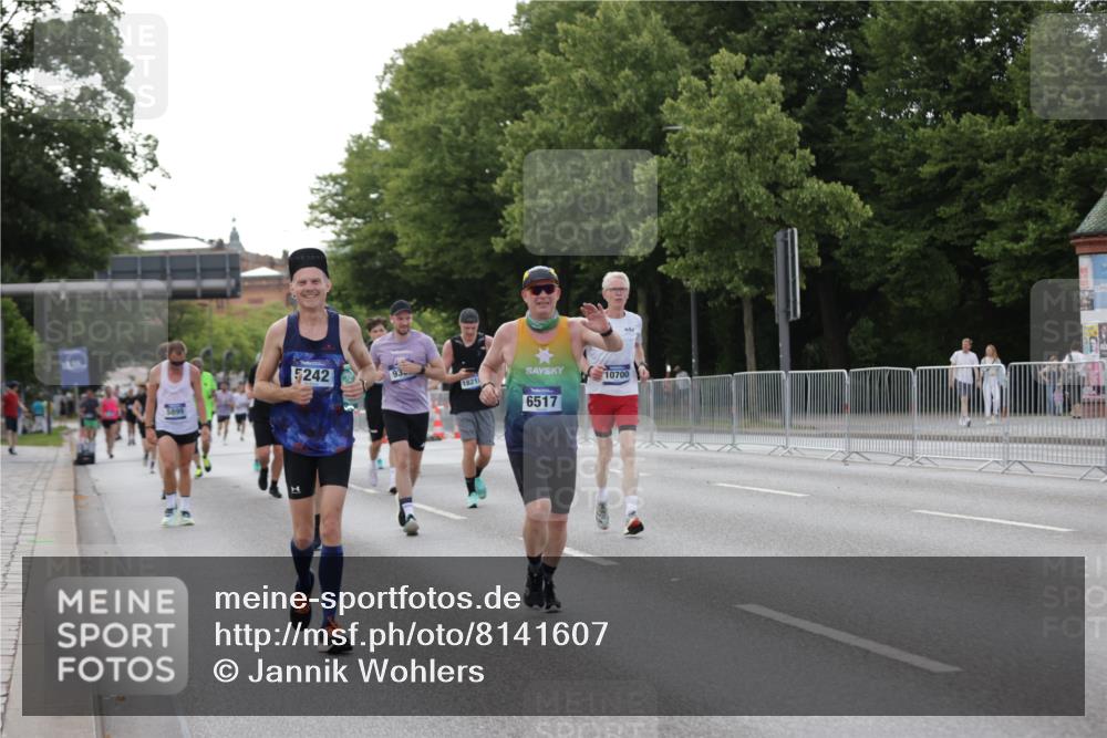 29.06.2025 - hella hamburg halbmarathon Jannik Wohlers http://msf.ph/oto/8141607 29.06.2025 10:06:53 Lombardsbrücke 2032, 4262, 4550, 5242, 5899, 6517, 6518, 6707, 6713, 6715, 6833, 7503, 9338, 10700, 11758, 15051, 17062, 18218 meine-sportfotos.de