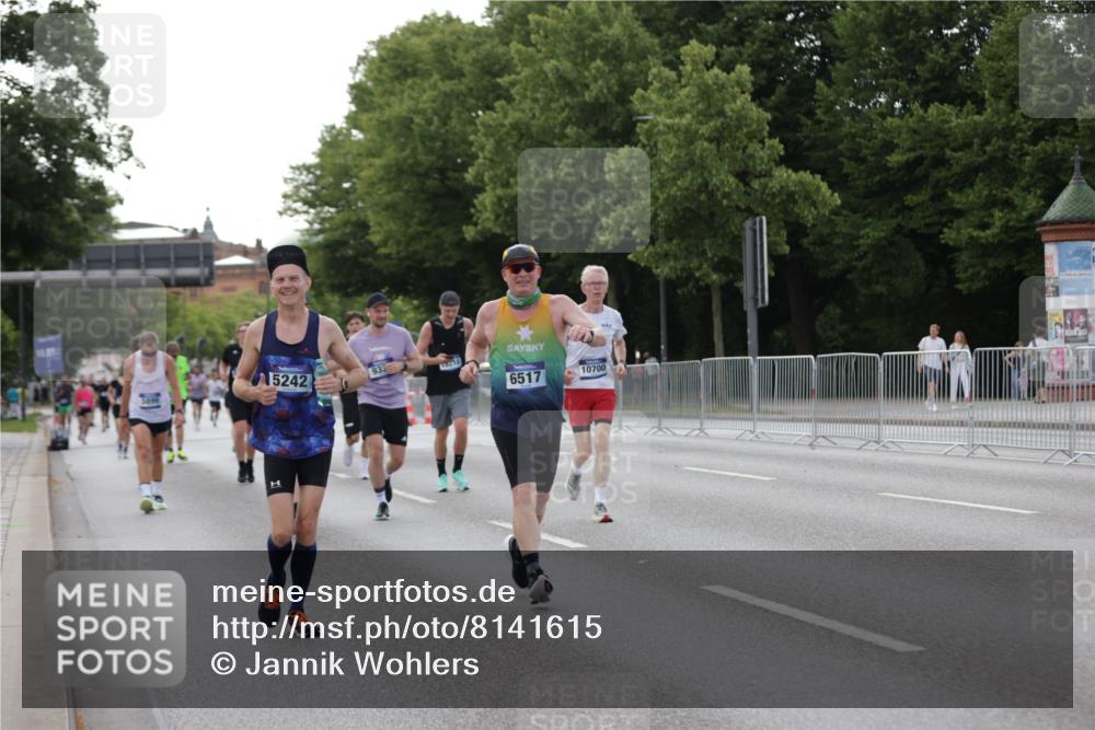 29.06.2025 - hella hamburg halbmarathon Jannik Wohlers http://msf.ph/oto/8141615 29.06.2025 10:06:53 Lombardsbrücke 2032, 4262, 4550, 5242, 5899, 6517, 6518, 6707, 6713, 6715, 6833, 7503, 9338, 10700, 11758, 15051, 17062, 18218 meine-sportfotos.de
