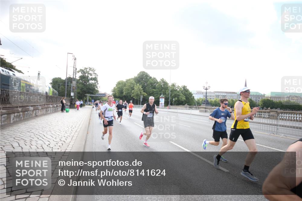 29.06.2025 - hella hamburg halbmarathon Jannik Wohlers http://msf.ph/oto/8141624 29.06.2025 09:44:58 Lombardsbrücke 57, 1758, 1990, 2746, 3043, 4050, 4698, 4749, 5070, 5328, 5746, 5826, 6358, 6781, 7272, 7389, 7481, 7651, 7723, 8209, 8883, 9137, 9381, 9571, 9634, 10171, 10486, 11413, 11857, 12049, 12234, 12595, 12988, 14028, 14140, 14289, 14784, 15621, 15672, 15883, 16157, 16711, 16818, 17175, 17374, 17802, 18099, 18102, 18692, 18737, 19194, 19202, 19203, 19204 meine-sportfotos.de