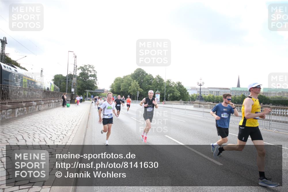 29.06.2025 - hella hamburg halbmarathon Jannik Wohlers http://msf.ph/oto/8141630 29.06.2025 09:44:58 Lombardsbrücke 57, 1758, 1990, 2746, 3043, 4050, 4698, 4749, 5070, 5328, 5746, 5826, 6358, 6781, 7272, 7389, 7481, 7651, 7723, 8209, 8883, 9137, 9381, 9571, 9634, 10171, 10486, 11413, 11857, 12049, 12234, 12595, 12988, 14028, 14140, 14289, 14784, 15621, 15672, 15883, 16157, 16711, 16818, 17175, 17374, 17802, 18099, 18102, 18692, 18737, 19194, 19202, 19203, 19204 meine-sportfotos.de