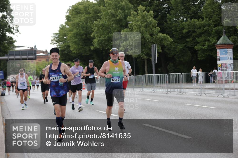 29.06.2025 - hella hamburg halbmarathon Jannik Wohlers http://msf.ph/oto/8141635 29.06.2025 10:06:53 Lombardsbrücke 2032, 4262, 4550, 5242, 5899, 6517, 6518, 6707, 6713, 6715, 6833, 7503, 9338, 10700, 11758, 15051, 17062, 18218 meine-sportfotos.de