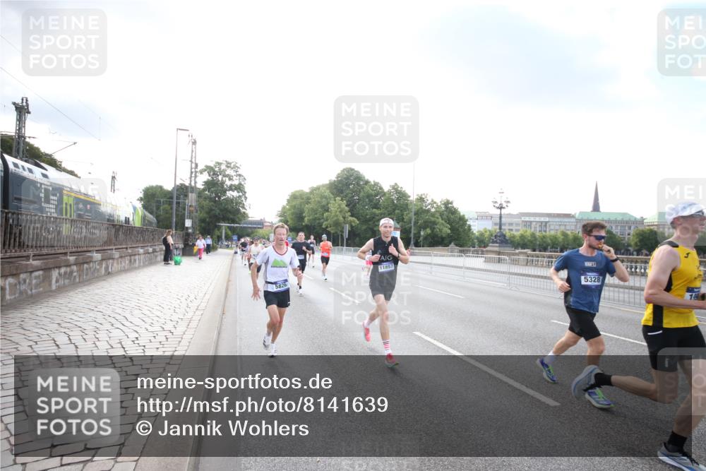 29.06.2025 - hella hamburg halbmarathon Jannik Wohlers http://msf.ph/oto/8141639 29.06.2025 09:44:59 Lombardsbrücke 57, 1758, 1990, 2746, 3043, 4050, 4698, 4749, 5070, 5328, 5746, 5826, 6358, 6781, 7272, 7389, 7481, 7651, 7723, 8209, 8883, 9137, 9381, 9571, 9634, 10171, 11413, 11857, 12049, 12234, 12595, 12988, 14028, 14289, 14395, 14784, 15621, 15672, 16157, 16711, 16818, 17175, 17374, 17802, 18099, 18102, 18692, 18737, 19194, 19202, 19203, 19204 meine-sportfotos.de