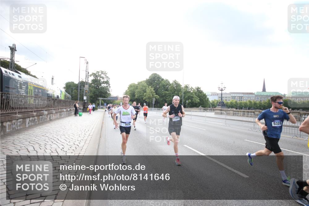 29.06.2025 - hella hamburg halbmarathon Jannik Wohlers http://msf.ph/oto/8141646 29.06.2025 09:44:59 Lombardsbrücke 57, 1758, 1990, 2746, 3043, 4050, 4698, 4749, 5070, 5328, 5746, 5826, 6358, 6781, 7272, 7389, 7481, 7651, 7723, 8209, 8883, 9137, 9381, 9571, 9634, 10171, 11413, 11857, 12049, 12234, 12595, 12988, 14028, 14289, 14395, 14784, 15621, 15672, 16157, 16711, 16818, 17175, 17374, 17802, 18099, 18102, 18692, 18737, 19194, 19202, 19203, 19204 meine-sportfotos.de