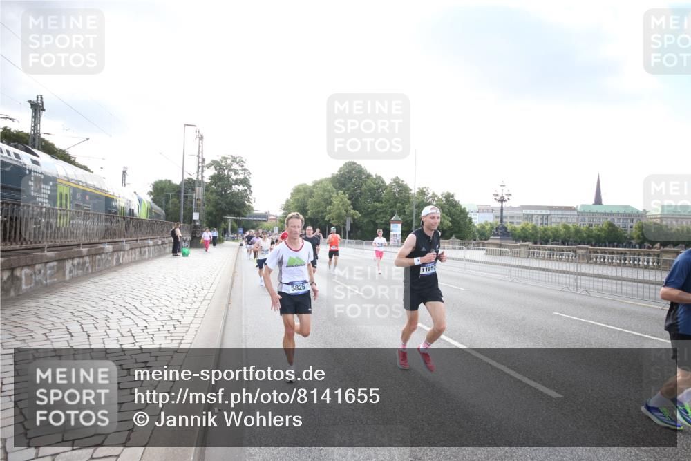 29.06.2025 - hella hamburg halbmarathon Jannik Wohlers http://msf.ph/oto/8141655 29.06.2025 09:44:59 Lombardsbrücke 57, 1758, 1990, 2746, 3043, 4050, 4698, 4749, 5070, 5328, 5746, 5826, 6358, 6781, 7272, 7389, 7481, 7651, 7723, 8209, 8883, 9137, 9381, 9571, 9634, 10171, 11413, 11857, 12049, 12234, 12595, 12988, 14028, 14289, 14395, 14784, 15621, 15672, 16157, 16711, 16818, 17175, 17374, 17802, 18099, 18102, 18692, 18737, 19194, 19202, 19203, 19204 meine-sportfotos.de