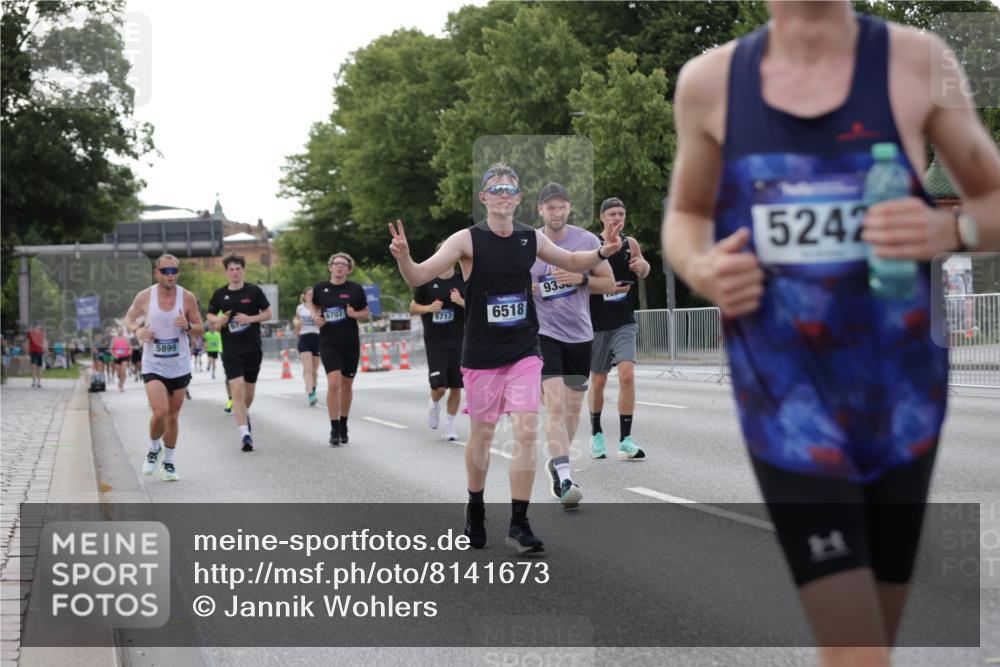 29.06.2025 - hella hamburg halbmarathon Jannik Wohlers http://msf.ph/oto/8141673 29.06.2025 10:06:56 Lombardsbrücke 2032, 4262, 4550, 5242, 5899, 6196, 6517, 6518, 6707, 6713, 6715, 6833, 9338, 9967, 10700, 11758, 15051, 15673, 17062, 18218 meine-sportfotos.de