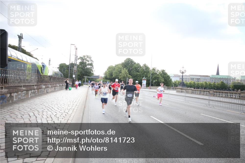 29.06.2025 - hella hamburg halbmarathon Jannik Wohlers http://msf.ph/oto/8141723 29.06.2025 09:45:00 Lombardsbrücke 57, 1758, 1990, 3043, 4050, 4129, 4698, 4749, 5070, 5328, 5746, 5826, 6358, 6781, 7272, 7389, 7481, 7651, 7723, 8209, 8883, 9137, 9381, 9571, 9634, 10171, 11413, 11857, 12049, 12234, 12988, 14028, 14289, 14395, 14784, 15621, 15672, 16157, 16711, 17175, 17374, 17802, 18099, 18102, 18692, 19194, 19202, 19203, 19204 meine-sportfotos.de