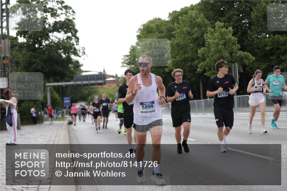 29.06.2025 - hella hamburg halbmarathon Jannik Wohlers http://msf.ph/oto/8141726 29.06.2025 10:06:59 Lombardsbrücke 1893, 2032, 4550, 5242, 5899, 6196, 6517, 6518, 6707, 6713, 6715, 6833, 9338, 9967, 10700, 11758, 15051, 15673, 17062, 18218 meine-sportfotos.de