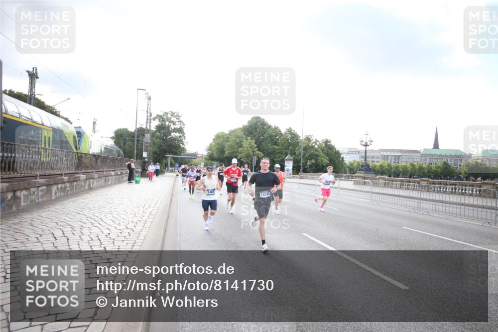 29.06.2025 - hella hamburg halbmarathon Jannik Wohlers http://msf.ph/oto/8141730 29.06.2025 09:45:00 Lombardsbrücke 57, 1758, 1990, 3043, 4050, 4129, 4698, 4749, 5070, 5328, 5746, 5826, 6358, 6781, 7272, 7389, 7481, 7651, 7723, 8209, 8883, 9137, 9381, 9571, 9634, 10171, 11413, 11857, 12049, 12234, 12988, 14028, 14289, 14395, 14784, 15621, 15672, 16157, 16711, 17175, 17374, 17802, 18099, 18102, 18692, 19194, 19202, 19203, 19204 meine-sportfotos.de