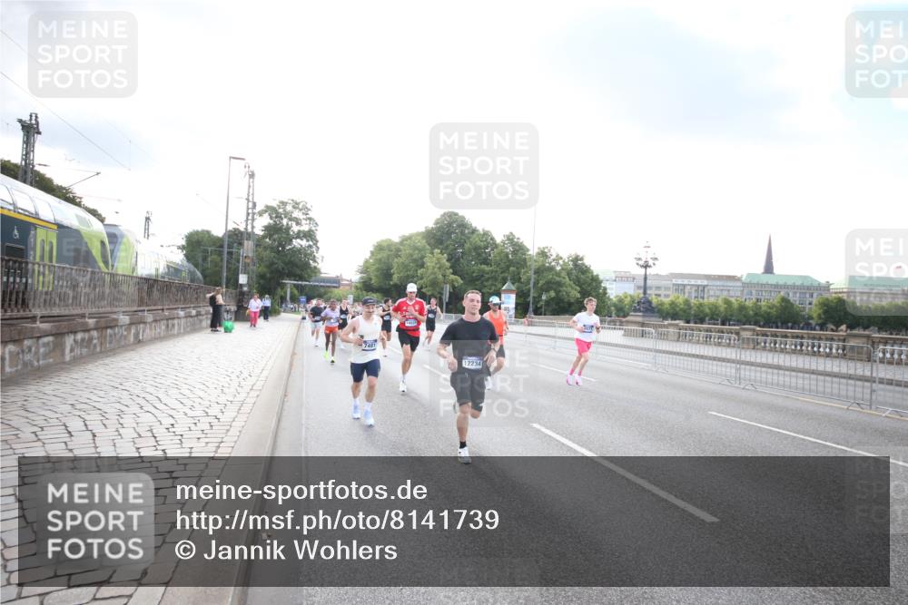 29.06.2025 - hella hamburg halbmarathon Jannik Wohlers http://msf.ph/oto/8141739 29.06.2025 09:45:00 Lombardsbrücke 57, 1758, 1990, 3043, 4050, 4129, 4698, 4749, 5070, 5328, 5746, 5826, 6358, 6781, 7272, 7389, 7481, 7651, 7723, 8209, 8883, 9137, 9381, 9571, 9634, 10171, 11413, 11857, 12049, 12234, 12988, 14028, 14289, 14395, 14784, 15621, 15672, 16157, 16711, 17175, 17374, 17802, 18099, 18102, 18692, 19194, 19202, 19203, 19204 meine-sportfotos.de