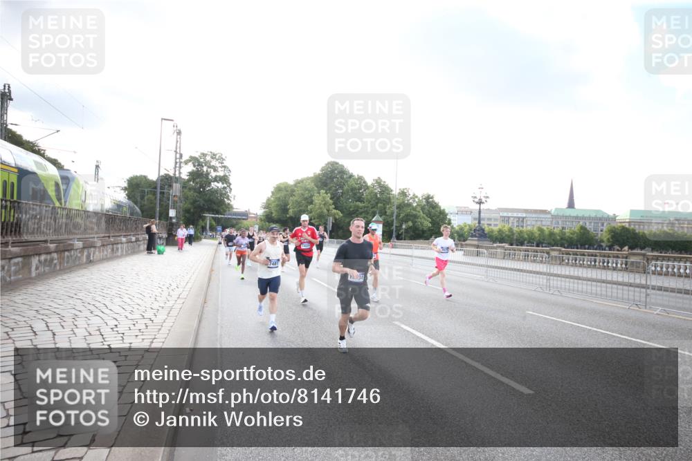 29.06.2025 - hella hamburg halbmarathon Jannik Wohlers http://msf.ph/oto/8141746 29.06.2025 09:45:00 Lombardsbrücke 57, 1758, 1990, 3043, 4050, 4129, 4698, 4749, 5070, 5328, 5746, 5826, 6358, 6781, 7272, 7389, 7481, 7651, 7723, 8209, 8883, 9137, 9381, 9571, 9634, 10171, 11413, 11857, 12049, 12234, 12988, 14028, 14289, 14395, 14784, 15621, 15672, 16157, 16711, 17175, 17374, 17802, 18099, 18102, 18692, 19194, 19202, 19203, 19204 meine-sportfotos.de