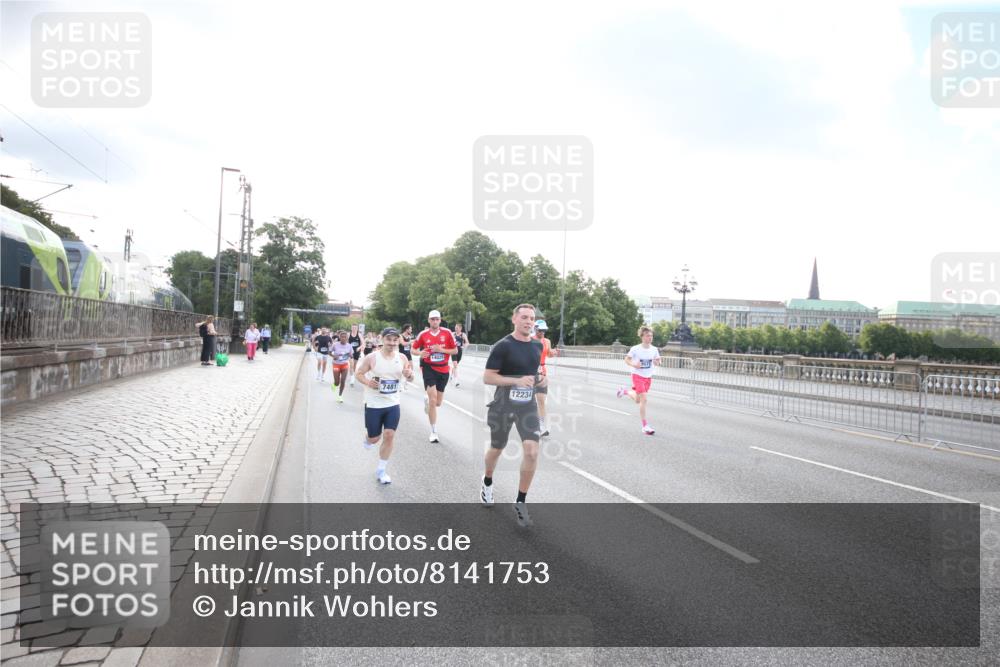 29.06.2025 - hella hamburg halbmarathon Jannik Wohlers http://msf.ph/oto/8141753 29.06.2025 09:45:00 Lombardsbrücke 57, 1758, 1990, 3043, 4050, 4129, 4698, 4749, 5070, 5328, 5746, 5826, 6358, 6781, 7272, 7389, 7481, 7651, 7723, 8209, 8883, 9137, 9381, 9571, 9634, 10171, 11413, 11857, 12049, 12234, 12988, 14028, 14289, 14395, 14784, 15621, 15672, 16157, 16711, 17175, 17374, 17802, 18099, 18102, 18692, 19194, 19202, 19203, 19204 meine-sportfotos.de