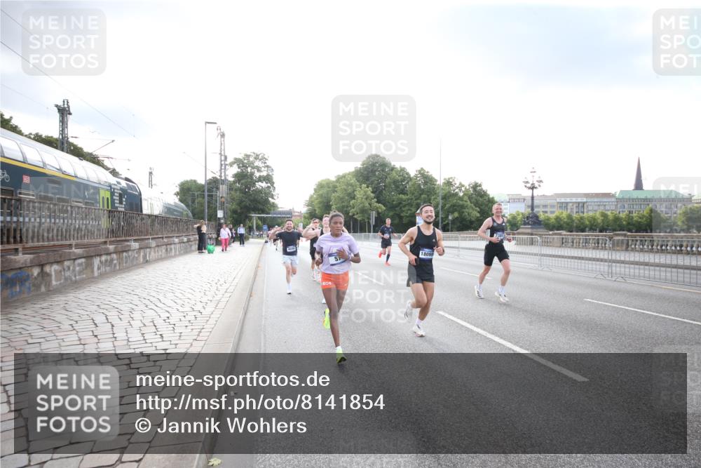 29.06.2025 - hella hamburg halbmarathon Jannik Wohlers http://msf.ph/oto/8141854 29.06.2025 09:45:03 Lombardsbrücke 57, 1758, 1990, 2689, 3043, 4050, 4129, 4698, 4749, 5070, 5328, 5746, 5826, 6358, 7272, 7389, 7481, 7651, 7723, 8209, 8883, 9137, 9381, 9571, 9634, 10017, 10171, 11413, 11857, 12049, 12234, 12691, 12988, 14028, 14395, 14784, 15621, 15672, 15826, 16157, 16711, 17151, 17175, 17374, 17802, 18099, 18102, 18177, 18692, 19194, 19202, 19203, 19204 meine-sportfotos.de