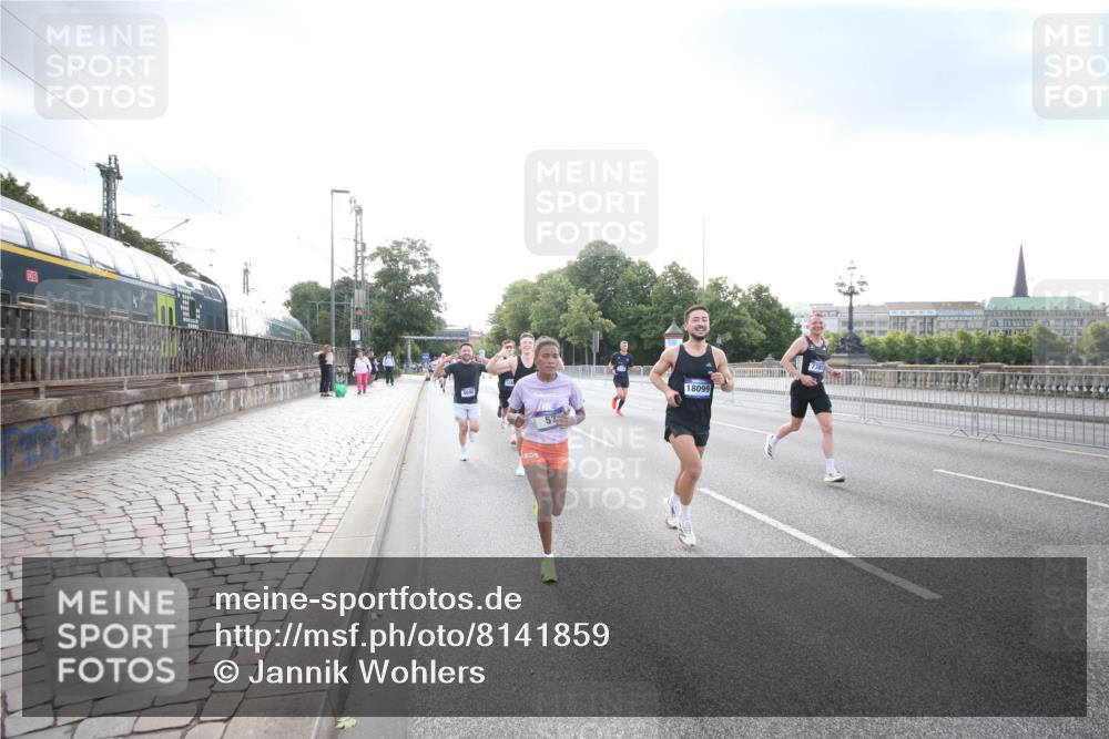 29.06.2025 - hella hamburg halbmarathon Jannik Wohlers http://msf.ph/oto/8141859 29.06.2025 09:45:03 Lombardsbrücke 57, 1758, 1990, 2689, 3043, 4050, 4129, 4698, 4749, 5070, 5328, 5746, 5826, 6358, 7272, 7389, 7481, 7651, 7723, 8209, 8883, 9137, 9381, 9571, 9634, 10017, 10171, 11413, 11857, 12049, 12234, 12691, 12988, 14028, 14395, 14784, 15621, 15672, 15826, 16157, 16711, 17151, 17175, 17374, 17802, 18099, 18102, 18177, 18692, 19194, 19202, 19203, 19204 meine-sportfotos.de
